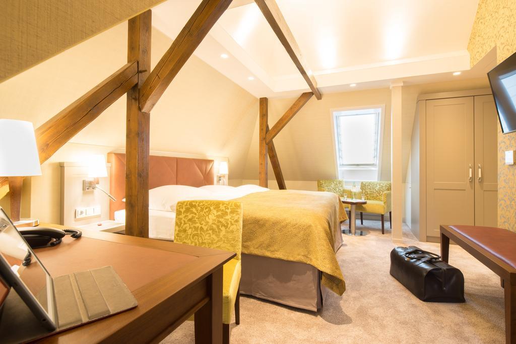 Parkhotel Güldene Berge Weißenfels Oda fotoğraf